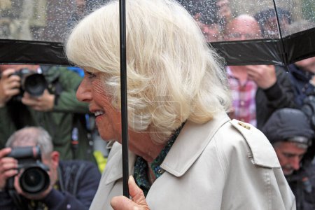 Foto de Centeno, East Sussex, Reino Unido 16.05.2024: La reina consorte Camilla visita la iglesia del centeno y la casa del cordero para celebrar la historia de la literatura se encuentra con multitudes bajo la lluvia - Imagen libre de derechos