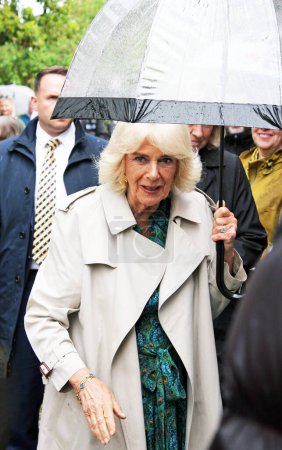 Foto de Centeno, East Sussex, Reino Unido 16.05.2024: La reina consorte Camilla visita la iglesia del centeno y la casa del cordero para celebrar la historia de la literatura se encuentra con multitudes bajo la lluvia - Imagen libre de derechos