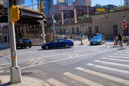 Foto de Nueva York, NY, Estados Unidos - 31 de octubre de 2022: El tráfico de automóviles junto con el tráfico de bicicletas salen del puente Queensboro hacia la calle 60 en Manhattan - Imagen libre de derechos