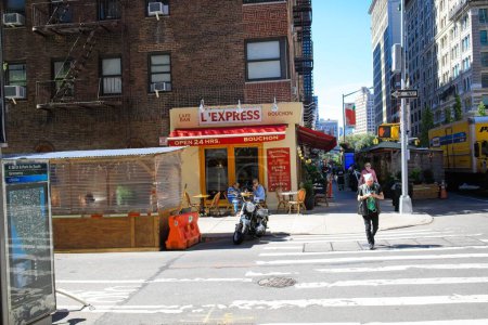Téléchargez les photos : New York, NY, États-Unis - 4 nov. 2022 : L Express Bouchon Restaurant français ouvert 24h / 24 au 20th St and Park Ave South - en image libre de droit
