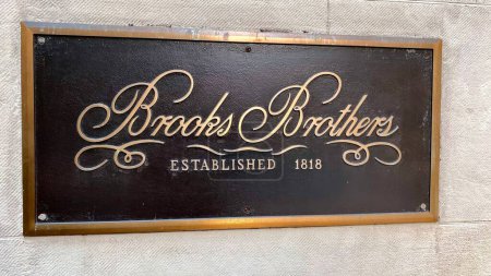 Foto de Nueva York, NY, Estados Unidos - 4 de diciembre de 2022: El edificio Midtown todavía tiene un letrero de Brooks Brothers donde ha estado remachado durante años.. - Imagen libre de derechos