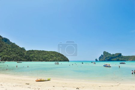 Téléchargez les photos : KRABI avril 4 Phi Phi Island avec tourisme sur apil 4,2023 en Thaïlande krabi - en image libre de droit
