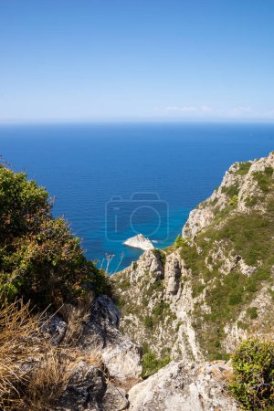 Téléchargez les photos : Vue imprenable sur la mer depuis le château d'Aggelokastro, Corfou, Grèce - en image libre de droit