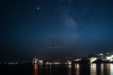 Foto de Noche estrellada sobre la isla Pontikonisi en Corfú, Grecia - Imagen libre de derechos