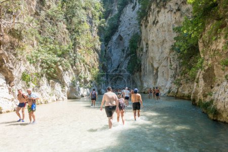 Foto de 19 de agosto de 2023 - Parga, Grecia - Increíble paisaje natural en el cañón del río Acheron, cerca de los manantiales, con gente disfrutando del agua fría en un cálido día de verano. - Imagen libre de derechos