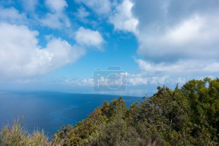 Foto de Impresionante vista hacia el mar y los alrededores desde la cima de la montaña en la isla de Ereikoussa, Grecia - Imagen libre de derechos