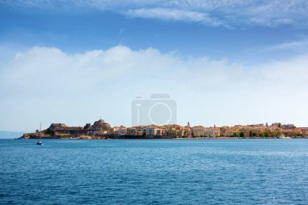 Foto de El casco antiguo de Corfú visto desde el mar - Imagen libre de derechos