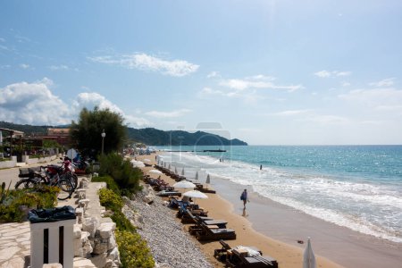 Téléchargez les photos : 16 septembre 2022 - Corfou, Grèce - La belle plage d'Arillas en été - en image libre de droit