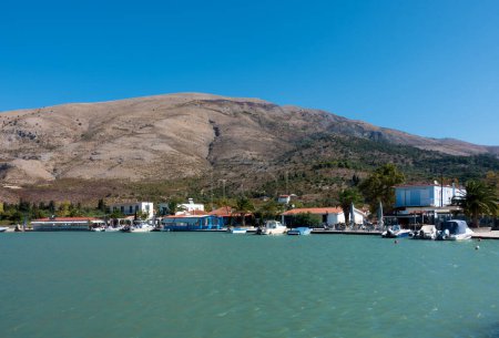 Foto de 18 de septiembre de 2022 - Igoumenitsa, Grecia - El bonito pueblo costero de Sagiada en Igoumenitsa, Grecia, cerca de la frontera con Albania - Imagen libre de derechos