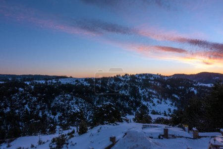 Foto de Impresionante vista a las montañas de la estación de esquí de Vasilitsa, Grevena, Grecia, muy temprano en la mañana - Imagen libre de derechos