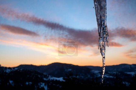 Foto de Stalactite del hielo en las montañas de Grevena, Grecia del norte, en invierno - Imagen libre de derechos