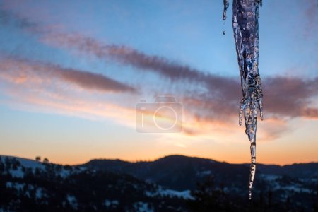 Foto de Stalactite del hielo en las montañas de Grevena, Grecia del norte, en invierno - Imagen libre de derechos
