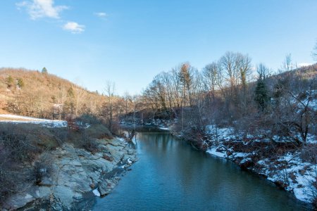 Foto de Impresionante paisaje alrededor de un río en las montañas de Grevena, cerca del centro de esquí Vasilitsa - Imagen libre de derechos
