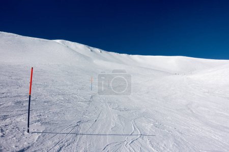 Foto de Impresionantes paisajes en las pistas nevadas del centro de esquí de Vasilitsa, Grevena, Grecia - Imagen libre de derechos
