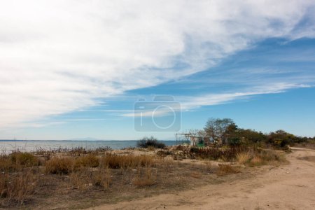 Téléchargez les photos : Beau paysage au bord de la mer près du village de Psakoudia, Chalcidique, Grèce, par une journée nuageuse - en image libre de droit