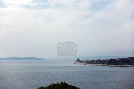 Foto de Hermoso paisaje junto al mar cerca del pueblo de Ouranoupoli, Chalkidiki, Grecia, en un día nublado - Imagen libre de derechos
