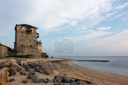 Foto de La antigua torre en el pueblo de Ouranoupoli, Chalkidiki, Grecia - Imagen libre de derechos
