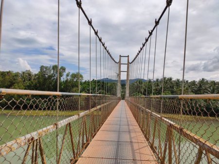 Téléchargez les photos : Pont suspendu Samshi à couper le souffle, une toile tissée d'acier et de bois suspendue au milieu de la verdure luxuriante du Karnataka - en image libre de droit