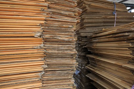 Téléchargez les photos : Pile de papier et morceau de carton à l'usine de recyclage de papier de l'industrie - en image libre de droit