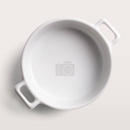 Téléchargez les photos : Pot blanc moyen arrondi avec un concept plat isolé sur fond blanc. - en image libre de droit