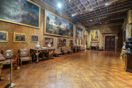 Foto de ROMA, ITALIA - 26 DE MAYO DE 2022: La Galería Doria Pamphilj cerca del Palazzo Bonaparte. Arte de Rubens y Tiziano, además de muebles y tapices ornamentados en apartamentos palaciegos del siglo XVIII. - Imagen libre de derechos