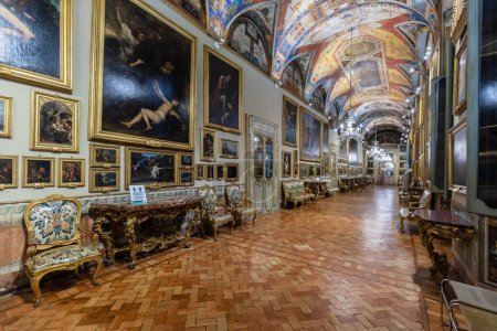 Foto de ROMA, ITALIA - 26 DE MAYO DE 2022: La Galería Doria Pamphilj cerca del Palazzo Bonaparte. Arte de Rubens y Tiziano, además de muebles y tapices ornamentados en apartamentos palaciegos del siglo XVIII. - Imagen libre de derechos