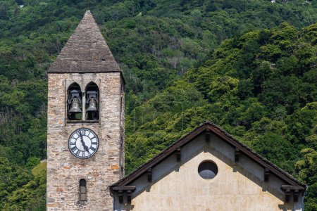 Bellinzona Suisse - 29 mai 2022 : Église catholique avec clocher et croix chrétienne. Giubiasco