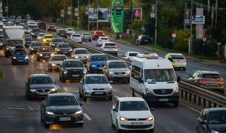 Foto de Bucarest, Rumania - 07 de octubre de 2022: Automóviles en el tráfico a la hora pico en la carretera nacional no. 1 en la salida de Bucarest hacia Ploiesti. - Imagen libre de derechos