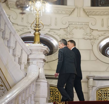 Foto de Bucarest, Rumania - 12 de diciembre de 2022: El presidente rumano Klaus Iohannis (R) da la bienvenida al presidente suizo Ignazio Cassis (L) en el Palacio Cotroceni. - Imagen libre de derechos