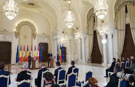 Foto de Bucarest, Rumania - 12 de diciembre de 2022: El presidente suizo Ignazio Cassis (L) y el presidente rumano Klaus Iohannis (R) celebran una conferencia de prensa en el Palacio Cotroceni. - Imagen libre de derechos