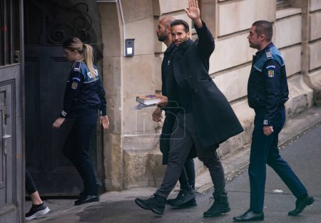 Foto de Bucharest, Romania - January 10, 2023: Andrew Tate and his brother Tristan arrived in handcuffs at the Bucharest Court of Appeal for their appeal against the 30-day arrest for human trafficking. - Imagen libre de derechos