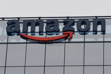 Foto de Bucharest, Romania - January 13, 2023: The logo of the American multinational e-commerce company Amazon can be seen on a building. This image is for editorial use only. - Imagen libre de derechos