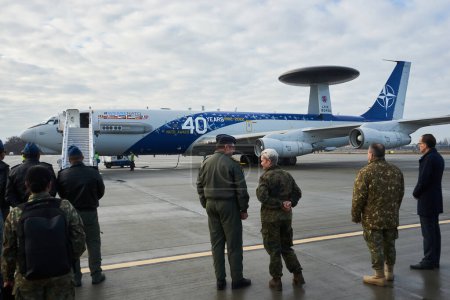 Téléchargez les photos : Otopeni, Romania - January 17, 2023: AWACS Airborne Warning and Control System aircrafts arrival from NATO Airborne Early Warning & Control Force  NAEWC, Germany, at Base 90 Air Transport. - en image libre de droit