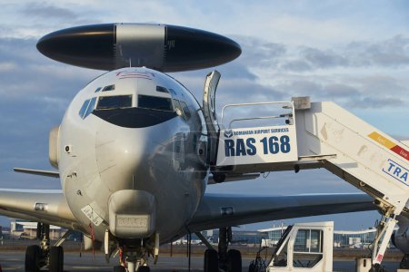 Téléchargez les photos : Otopeni, Romania - January 17, 2023: AWACS Airborne Warning and Control System aircrafts arrival from NATO Airborne Early Warning & Control Force  NAEWC, Germany, at Base 90 Air Transport. - en image libre de droit