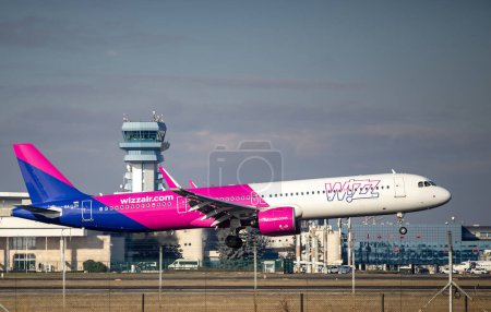 Téléchargez les photos : Bucharest, Romania - January 17, 2023: Wizz Air, HA-LZV, Airbus A321-271NX, aircraft lands at Henri Coanda Airport in Otopeni. - en image libre de droit
