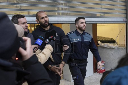 Foto de Bucharest, Romania - January 25, 2023: Andrew Tate and his brother leave the Directorate for Investigating Organized Crime and Terrorism DIICOT where their phones and laptops were searched - Imagen libre de derechos