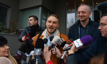 Téléchargez les photos : Bucharest, Romania - January 25, 2023: Eugen Vidineac (L) and Ioan Gliga (R) lawyers of Andrew and Tristan Tate brothers talk to reporters about the case in which they are being investigated. - en image libre de droit