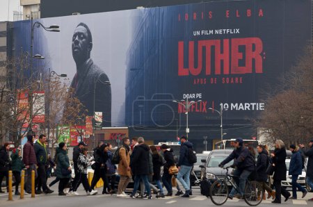 Foto de Bucharest, Romania - March 03, 2023: Extra large banner advertising Luther: The Fallen Sun movie is displayed on a large building, in downtown Bucharest. This image is for editorial use only. - Imagen libre de derechos