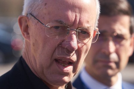 Téléchargez les photos : Bucharest, Romania. 13th Mar, 2023: Justin Welby (C) Archbishop of Canterbury speaks to the press during the visit UNHCR integrated center for Ukrainian refugees due to the Russian invasion of Ukraine - en image libre de droit
