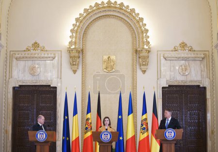Foto de Bucarest, Rumania. 3 de abril de 2023: Olaf Scholz (L), Canciller de Alemania, Maia Sandu (D), Presidente moldavo y Presidente rumano, Klaus Iohannis (R), durante las declaraciones conjuntas después de la reunión trilateral Rumanía-Alemania-Moldavia en Cotroceni P - Imagen libre de derechos