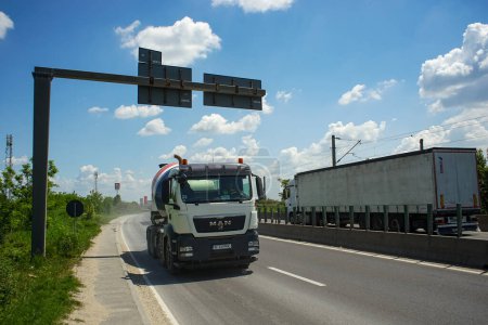 Foto de Tunari, Rumania - 24 de mayo de 2023: Camiones pesados circulan por la carretera de circunvalación de Bucarest (DMCB) Esta imagen es de uso editorial. - Imagen libre de derechos