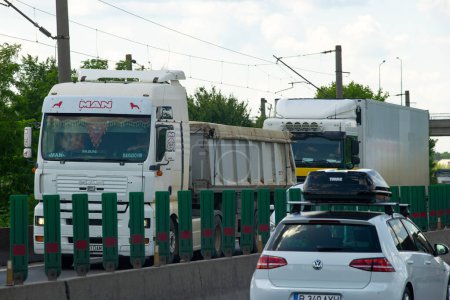 Foto de Tunari, Rumania - 24 de mayo de 2023: Camiones pesados circulan por la carretera de circunvalación de Bucarest (DMCB) Esta imagen es de uso editorial. - Imagen libre de derechos