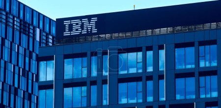 Téléchargez les photos : Bucarest, Roumanie - 09 juillet 2023 : Le logo IBM est visible sur le dessus du siège social d'IBM Roumanie, à Bucarest, en Roumanie. - en image libre de droit