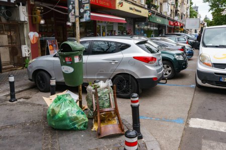 Téléchargez les photos : Bucarest, Roumanie. 16 juin 2023 : Sacs à ordures jetés, à midi, rue Amzei, à Bucarest. - en image libre de droit