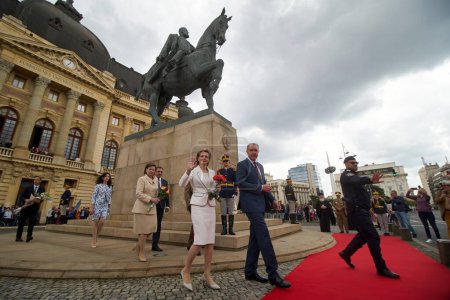 Téléchargez les photos : Bucarest, Roumanie. 10 mai 2023 : Sa Majesté Margareta (C) et le Prince Radu (C-R), accompagnés de la Princesse Sofia (C-L) partent à la fin de la cérémonie militaire à l'occasion de la fête nationale de la royauté, à Bucarest. - en image libre de droit
