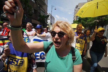 Téléchargez les photos : Bucarest, Roumanie. 25 mai 2023 : Une femme crie lors de la manifestation dans laquelle plus de 15.000 employés du système éducatif, principalement des enseignants, marchent sur la route entre le siège du gouvernement roumain et le Palais du Parlement, - en image libre de droit