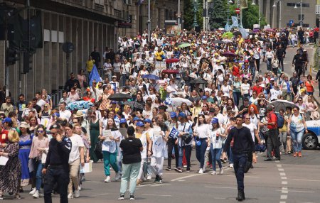 Téléchargez les photos : Bucarest, Roumanie. 25 mai 2023 : Jusqu'à 15.000 employés du système éducatif, principalement des enseignants, marchent sur la route entre le siège du gouvernement roumain et le Palais du Parlement à Bucarest, le quatrième jour de la fête nationale - en image libre de droit