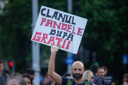 Foto de Bucarest, Rumania. 13 de julio de 2023: Protesta contra los partidos de la coalición gobernante después de que los fiscales de DIICOT encontraran a los ancianos tratados inhumanamente en varias instituciones de atención en Voluntari - Imagen libre de derechos
