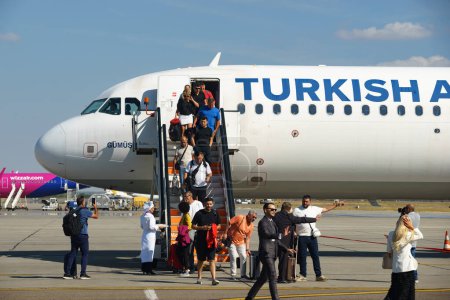 Téléchargez les photos : Bucarest, Roumanie. 21 Sep, 2023 : La cérémonie du 30ème anniversaire des vols réguliers de Turkish Airlines d'Istanbul, Turquie à l'aéroport international Henri Coanda de Bucarest (AIHCB). - en image libre de droit