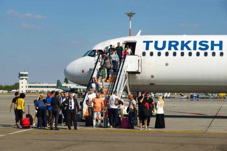 Téléchargez les photos : Bucarest, Roumanie. 21 Sep, 2023 : La cérémonie du 30ème anniversaire des vols réguliers de Turkish Airlines d'Istanbul, Turquie à l'aéroport international Henri Coanda de Bucarest (AIHCB). - en image libre de droit